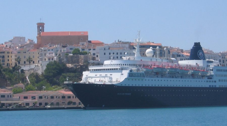 Kreuzfahrtschiff im Hafen von Mao, Menorca